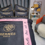 Black Pink Colour Luxury Branded Hermes Logo Design Bed Sheet Crystal Velvet 4 Pieces Bedding Set