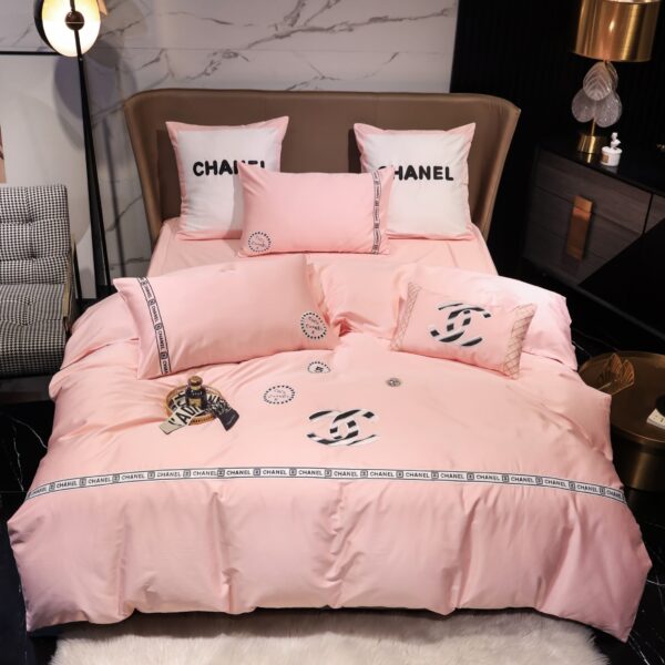 Pinky Chanel Logo Design Bed Sheet Egyptian Cotton Luxury Branded Logo 4 Pieces Bedding Set