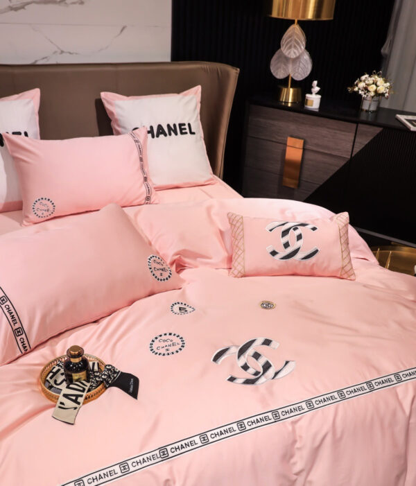 Pinky Chanel Logo Design Bed Sheet Egyptian Cotton Luxury Branded Logo 4 Pieces Bedding Set