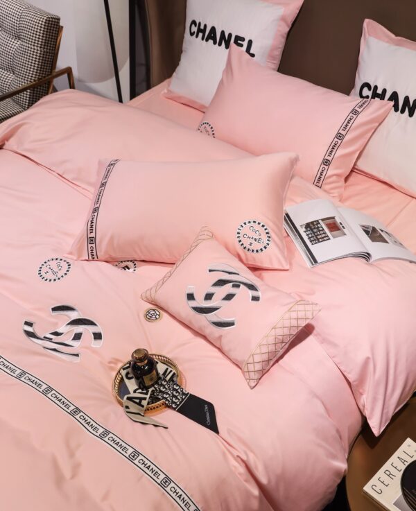 Pinky Chanel Logo Design Bed Sheet Egyptian Cotton Luxury Branded Logo 4 Pieces Bedding Set