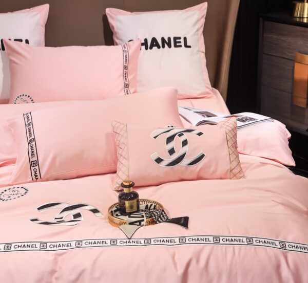 Pinky Chanel Logo Design Bed Sheet Egyptian Cotton Luxury Branded Logo 4 Pieces Bedding Set