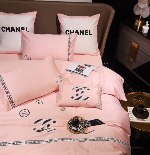 Pinky Chanel Logo Design Bed Sheet Egyptian Cotton Luxury Branded Logo 4 Pieces Bedding Set